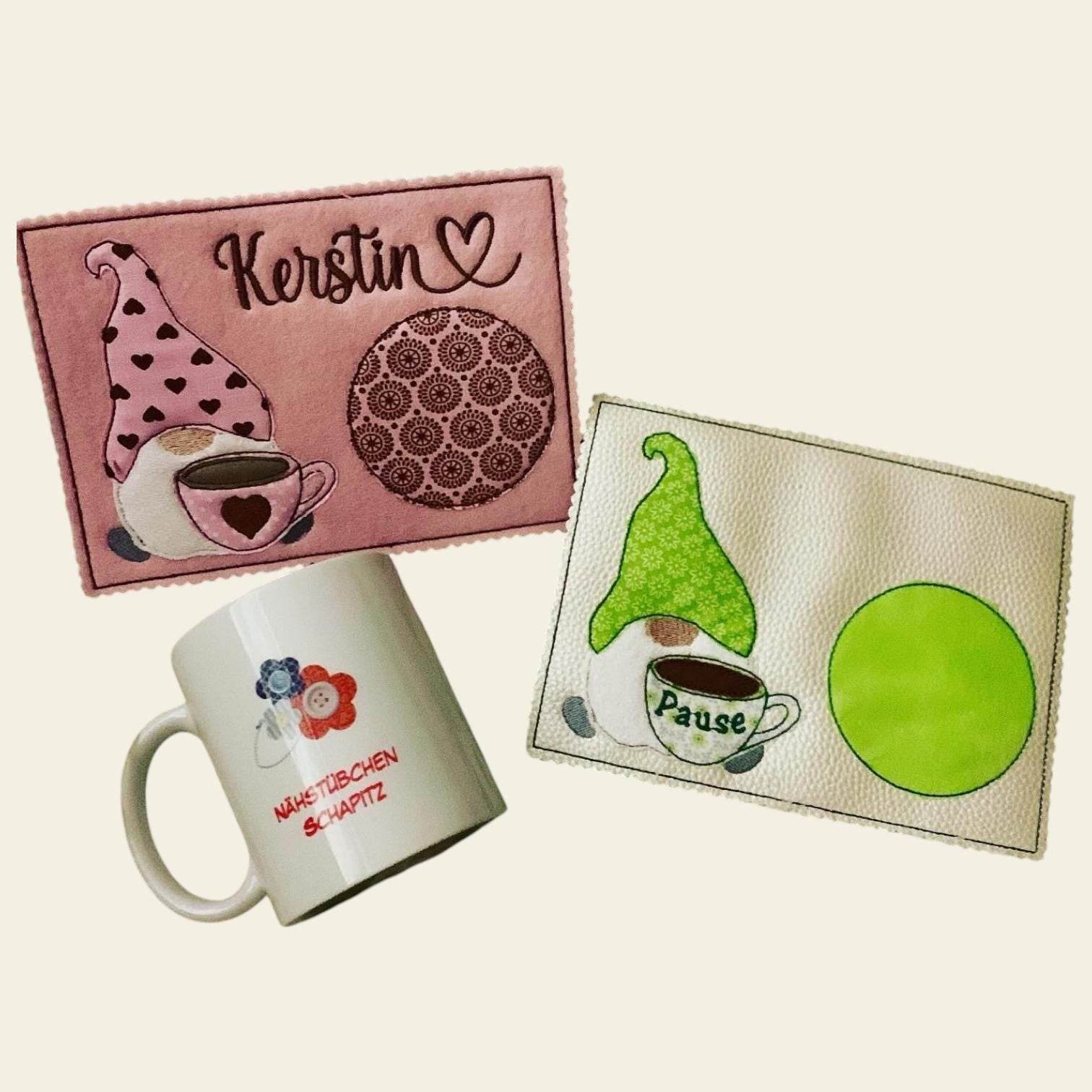 Stickdatei Mug Rug Doodle Wichtel Gnome mit Tasse Set 907c In the Hoop - Sewando
