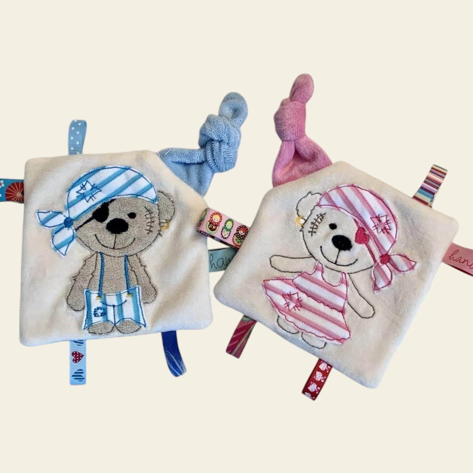 Stickdatei Teddy Pirat Girl und Boy Knistertuch, Schnullertuch Set 751 - Sewando