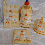 Stickdatei Küche 1 In the Hoop MugRug Gans Set 354 Topflappen Mug Rug Eierwärmer Spülschürze - Sewando