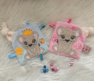 Stickdatei Schnullertuch Löwe Applikation Set 736 - Sewando
