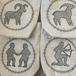 Stickdatei 12 Sternzeichen Zodiac Set 762 Doodle Rahmen Button - Sewando
