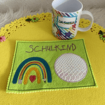Stickdatei Einschulung Schulkind Buntstift Regenbogen Set 824 Mug Rug und Anhänger - Sewando