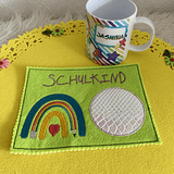 Stickdatei Einschulung Schulkind Buntstift Regenbogen Set 824 Mug Rug und Anhänger - Sewando