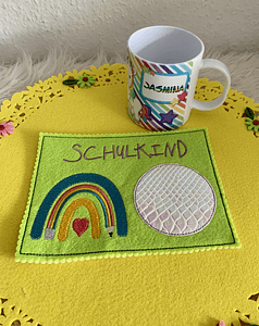 Stickdatei Einschulung Schulkind Buntstift Regenbogen Set 824 Mug Rug und Anhänger - Sewando