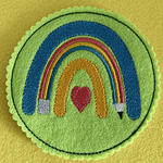 Stickdatei Einschulung Schulkind Buntstift Regenbogen Set 824 Mug Rug und Anhänger - Sewando
