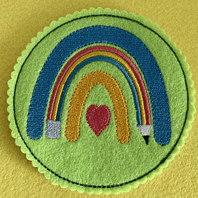 Stickdatei Einschulung Schulkind Buntstift Regenbogen Set 824 Mug Rug und Anhänger - Sewando