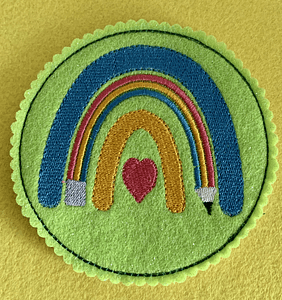 Stickdatei Einschulung Schulkind Buntstift Regenbogen Set 824 Mug Rug und Anhänger - Sewando