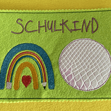Stickdatei Einschulung Schulkind Buntstift Regenbogen Set 824 Mug Rug und Anhänger - Sewando