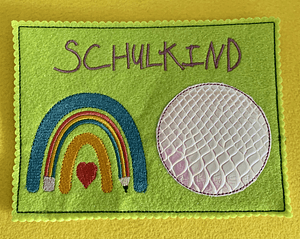 Stickdatei Einschulung Schulkind Buntstift Regenbogen Set 824 Mug Rug und Anhänger - Sewando