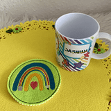 Stickdatei Einschulung Schulkind Buntstift Regenbogen Set 824 Mug Rug und Anhänger - Sewando