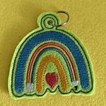 Stickdatei Einschulung Schulkind Buntstift Regenbogen Set 824 Mug Rug und Anhänger - Sewando