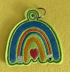 Stickdatei Einschulung Schulkind Buntstift Regenbogen Set 824 Mug Rug und Anhänger - Sewando