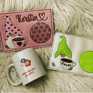 Stickdatei Mug Rug Doodle Wichtel Gnome mit Tasse Set 907c In the Hoop - Sewando