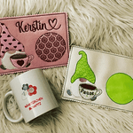 Stickdatei Mug Rug Doodle Wichtel Gnome mit Tasse Set 907c In the Hoop - Sewando