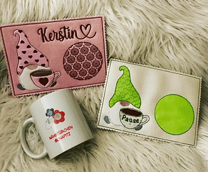 Stickdatei Mug Rug Doodle Wichtel Gnome mit Tasse Set 907c In the Hoop - Sewando