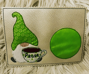 Stickdatei Mug Rug Doodle Wichtel Gnome mit Tasse Set 907c In the Hoop - Sewando
