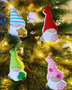 Stickdatei Schlüsselanhänger Wichtel Gnome mit Herz Set 907 - Sewando