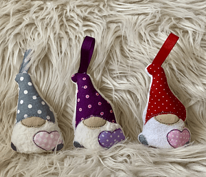 Stickdatei Schlüsselanhänger Wichtel Gnome mit Herz Set 907 - Sewando
