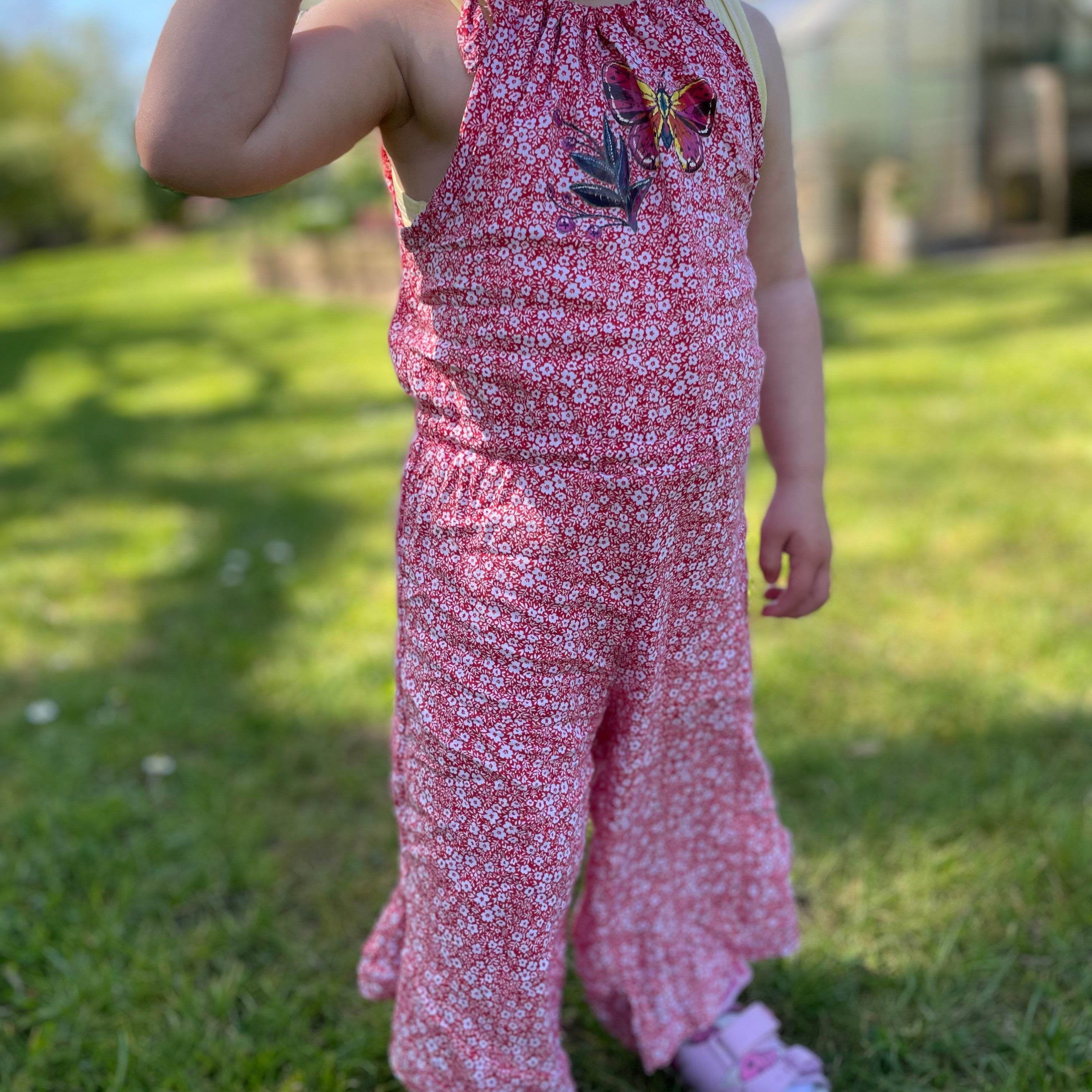 Schnittmuster Pernille – Jumpsuit für Mädchen mit & ohne Rüschen Gr. 92–146 - Sewando
