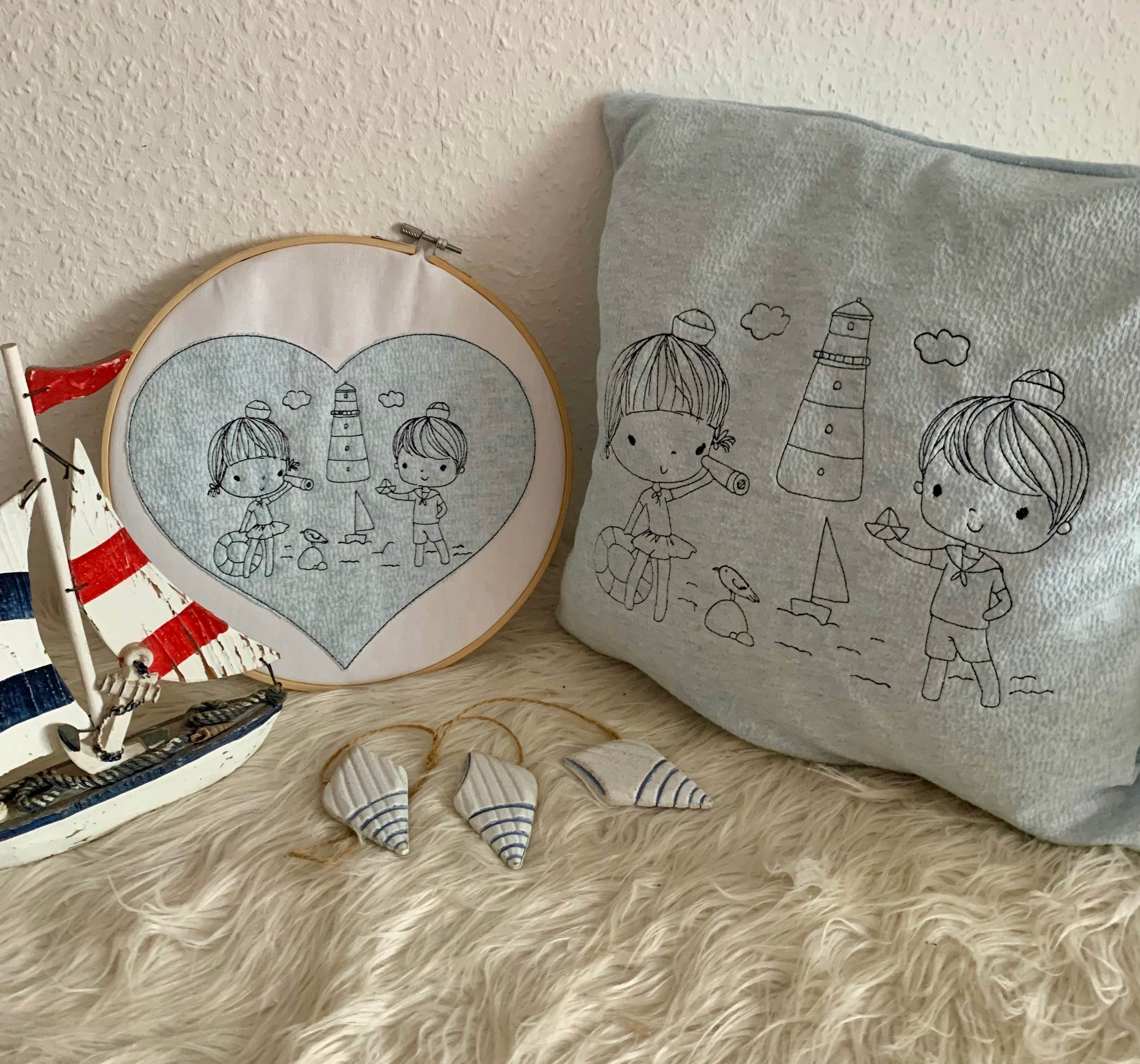 Stickdatei Maritim Junge und Mädchen mit Leuchtturm Set 916 - Sewando