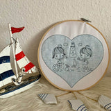 Stickdatei Maritim Junge und Mädchen mit Leuchtturm Set 916 - Sewando