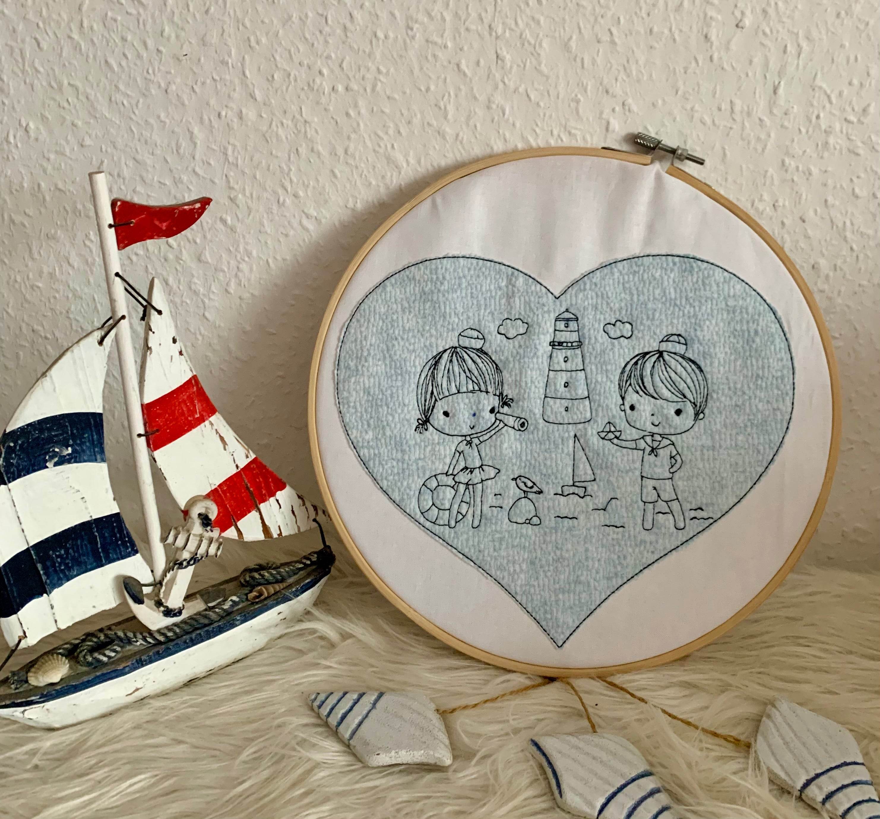 Stickdatei Maritim Junge und Mädchen mit Leuchtturm Set 916 - Sewando