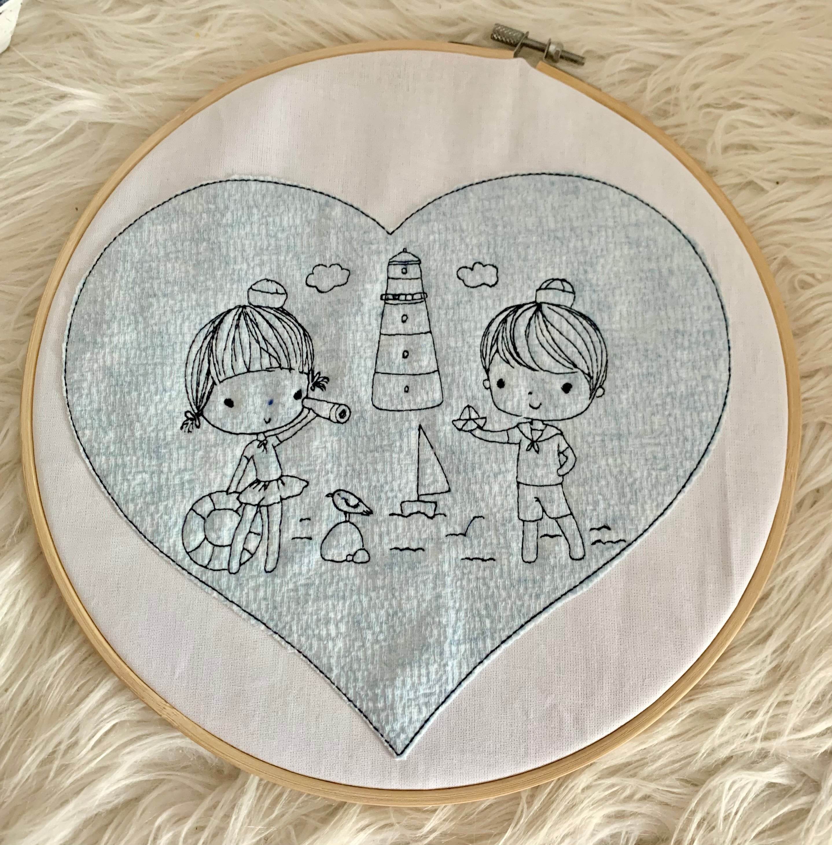 Stickdatei Maritim Junge und Mädchen mit Leuchtturm Set 916 - Sewando