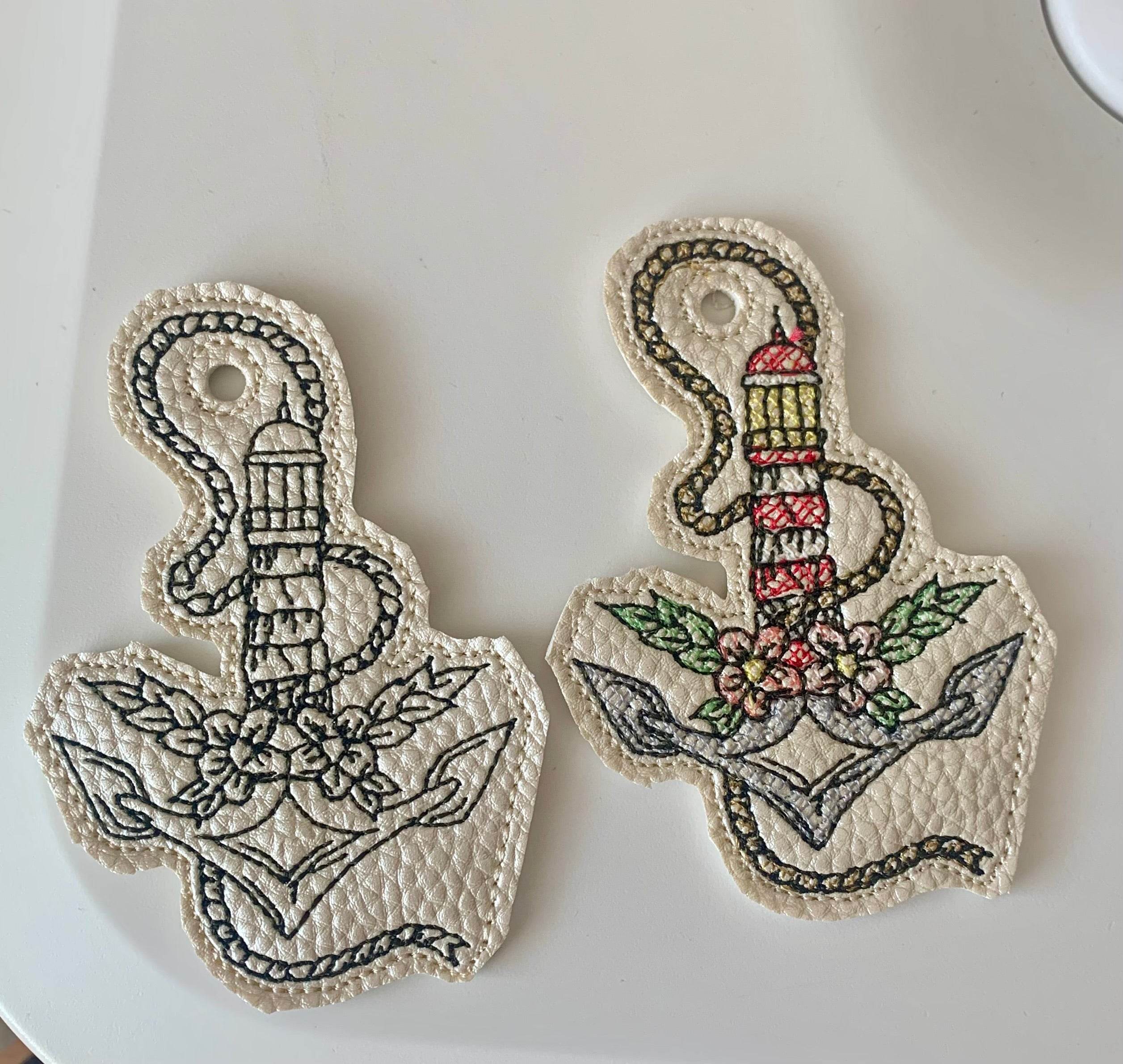 Stickdatei Schlüsselanhänger Leuchtturm und Anker mit BlumenSet 953 - Sewando
