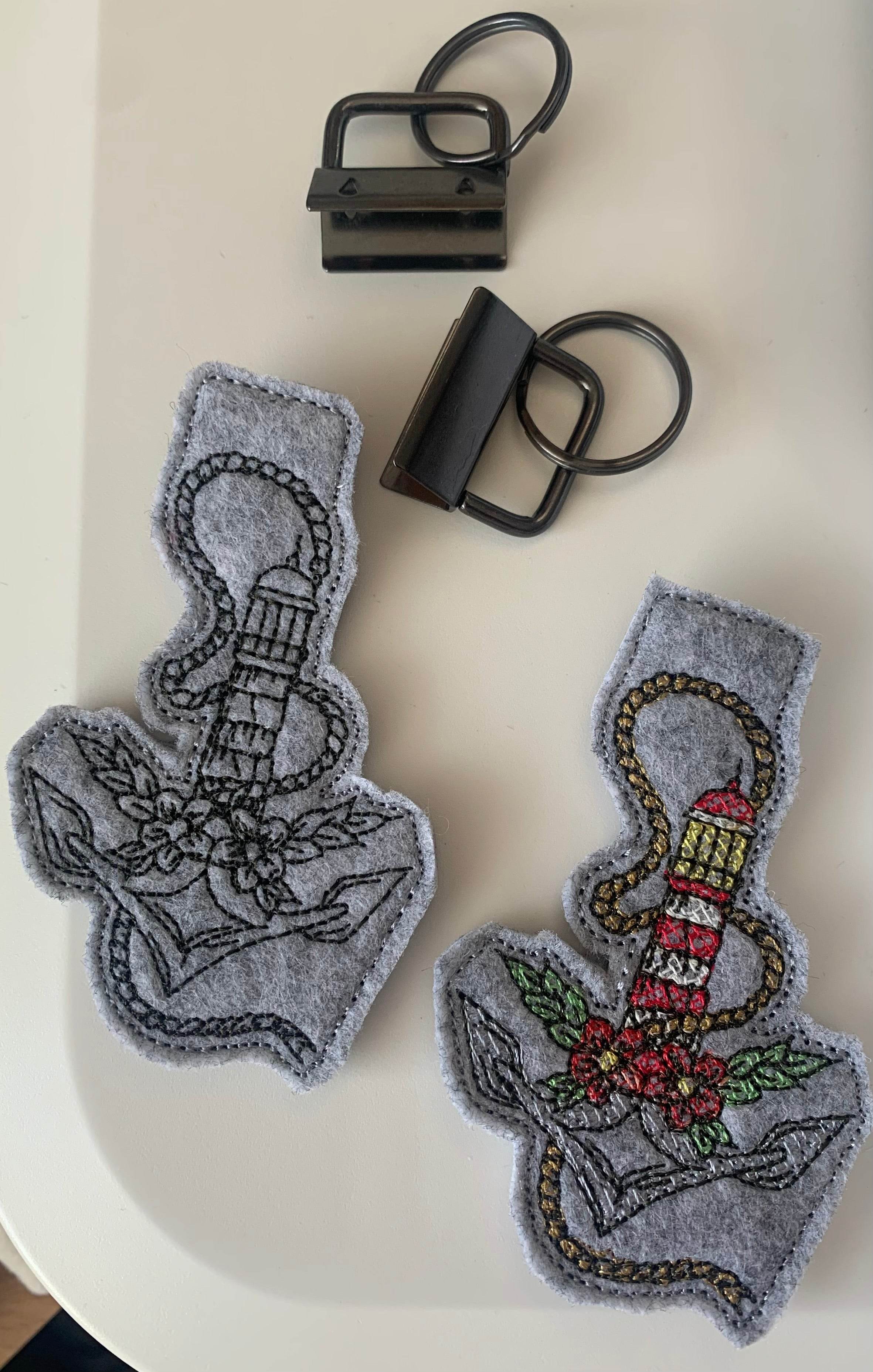 Stickdatei Schlüsselanhänger Leuchtturm und Anker mit BlumenSet 953 - Sewando