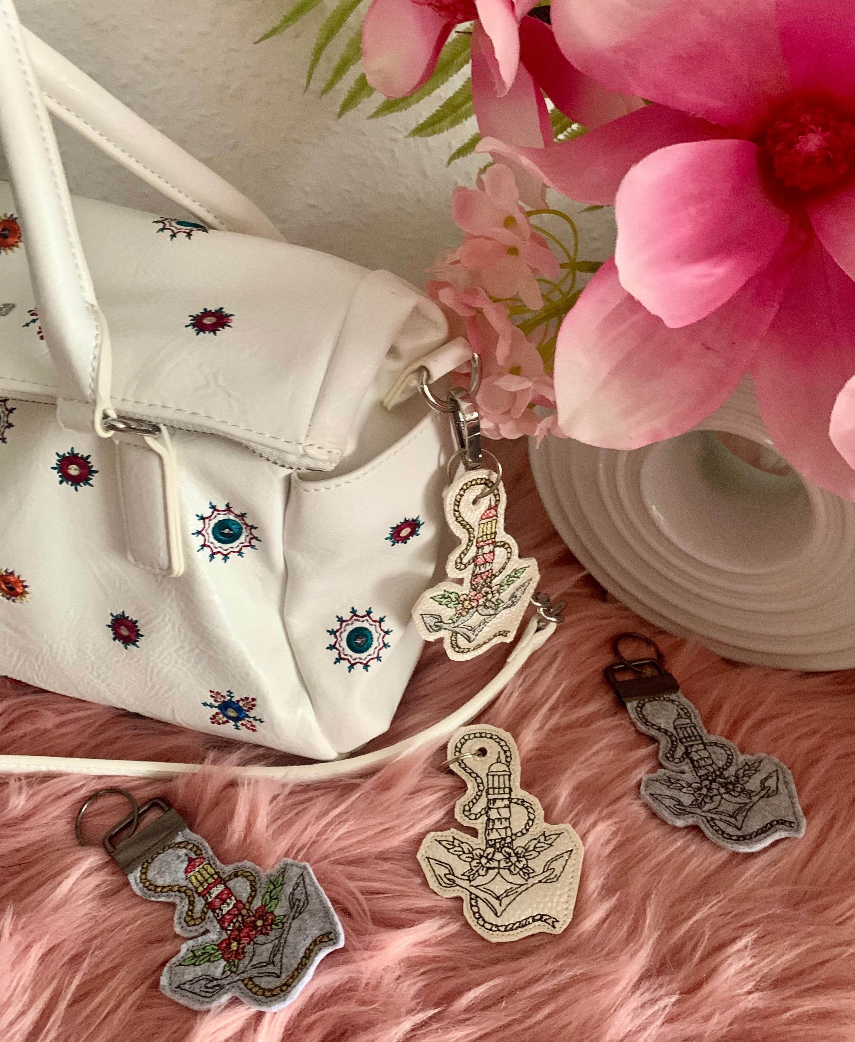 Stickdatei Schlüsselanhänger Leuchtturm und Anker mit BlumenSet 953 - Sewando