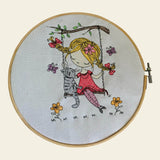 Stickdatei Schaukelmädchen mit Katze Set 984 - Sewando