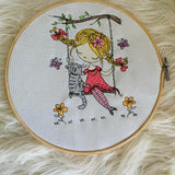 Stickdatei Schaukelmädchen mit Katze Set 984 - Sewando