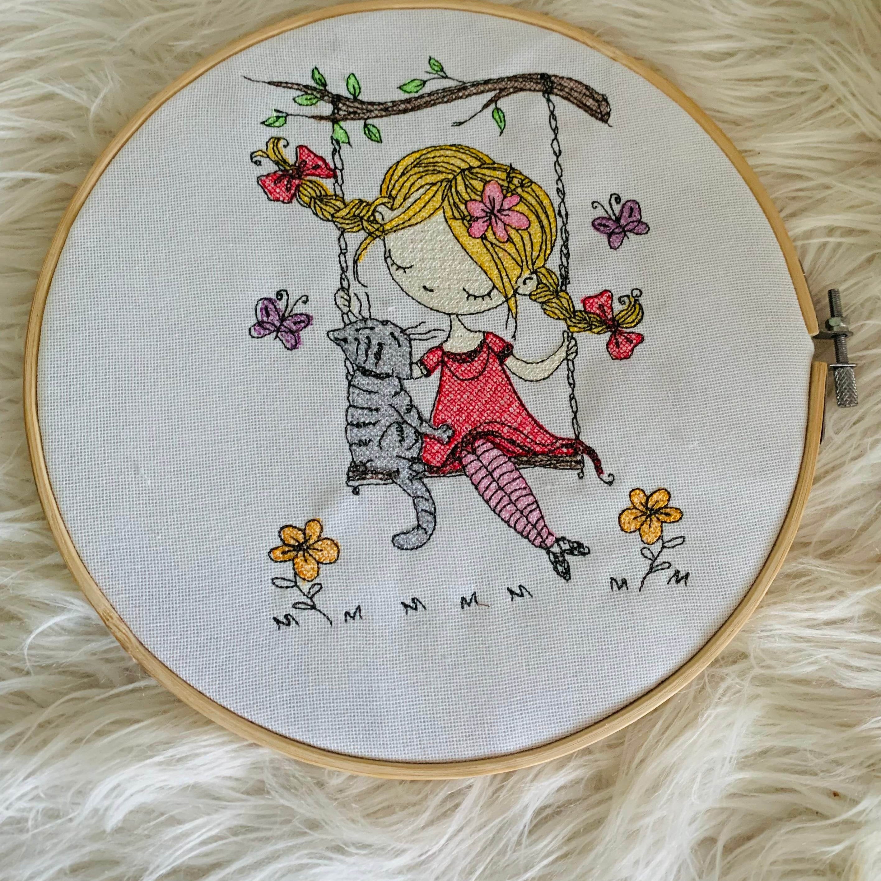 Stickdatei Schaukelmädchen mit Katze Set 984 - Sewando