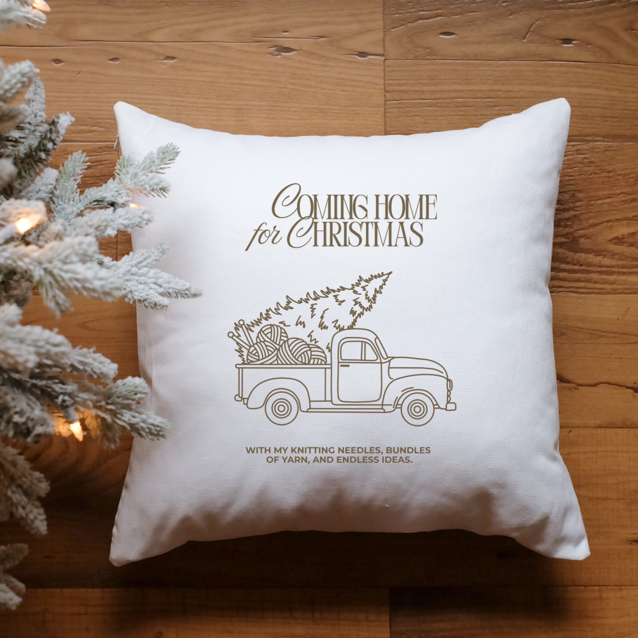 Weihnachtliche Plotterdatei Coming Home for Christmas – Truck mit Wollknäueln und Stricknadeln im Line Art Stil. Perfekt für Christmas Sweater & DIY-Projekte für Strickfans.“