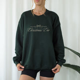 Modernes, minimalistisches Weihnachtsdesign als Plotterdatei-Set mit Schriftzug ‚in my cozy christmas era‘ und detailreicher Line Art Illustration aus Schneeflocken, Lebkuchen, Zimt, Orange, Tannenzweigen und heißem Kaffee – perfekt für handmade Christmas Sweater und Geschenke mit besonderem Flair.“