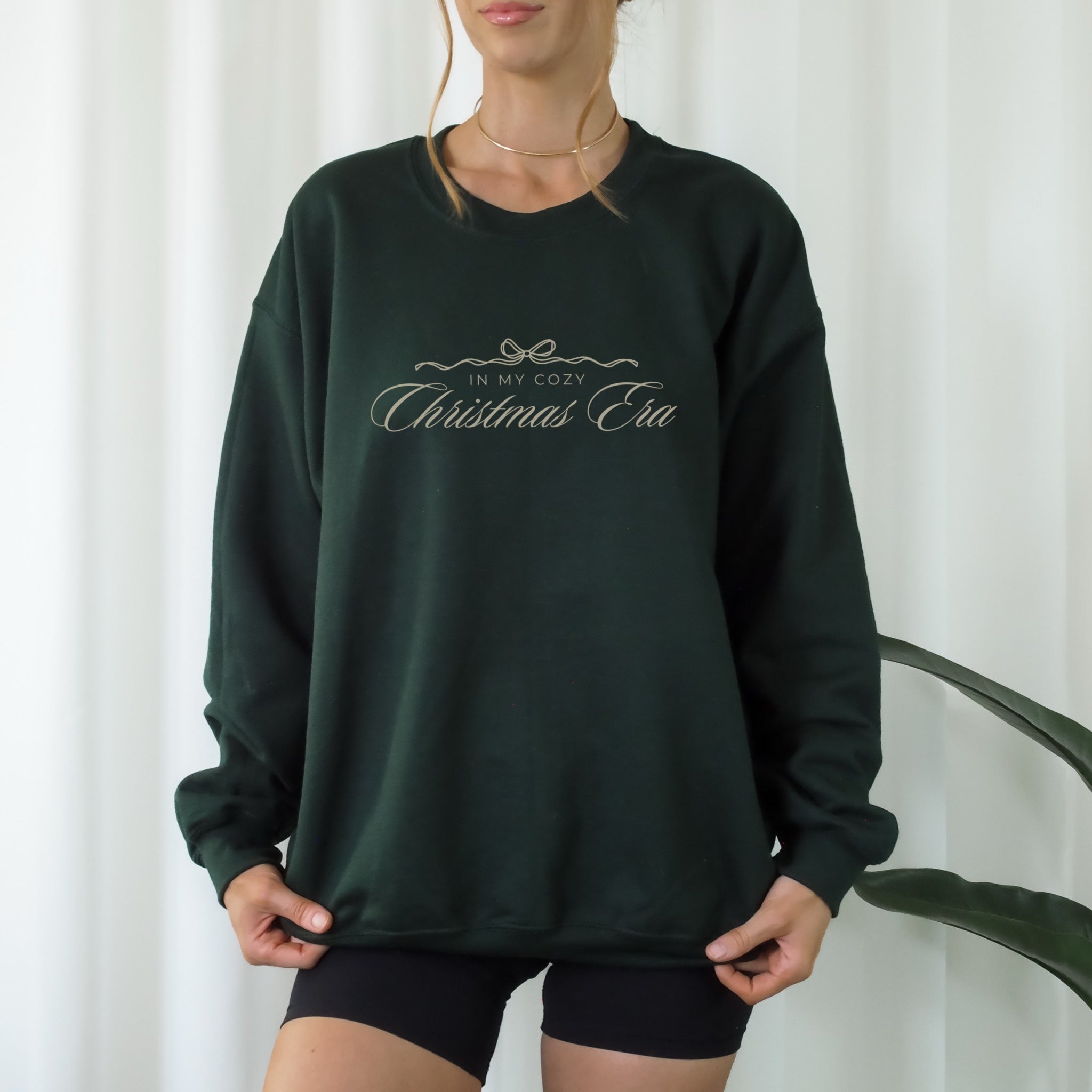 Modernes, minimalistisches Weihnachtsdesign als Plotterdatei-Set mit Schriftzug ‚in my cozy christmas era‘ und detailreicher Line Art Illustration aus Schneeflocken, Lebkuchen, Zimt, Orange, Tannenzweigen und heißem Kaffee – perfekt für handmade Christmas Sweater und Geschenke mit besonderem Flair.“