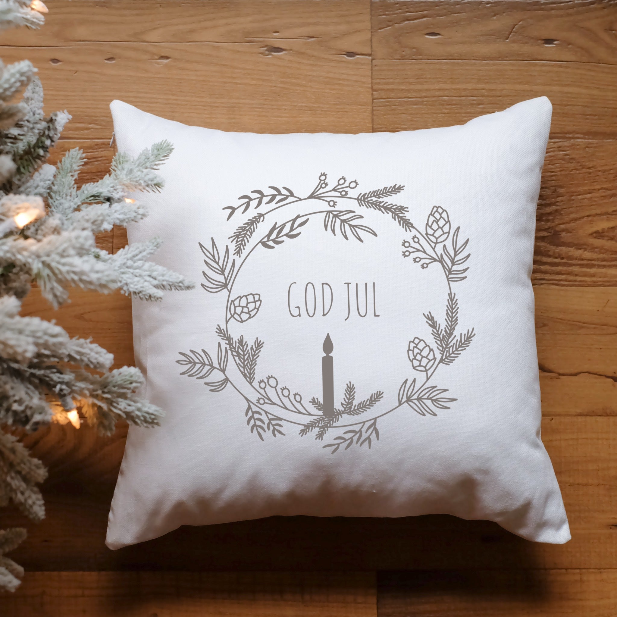 Plotterdatei Weihnachten im Scandi-Look mit ‚God Jul‘ Schriftzug und Line Art Kranz – stilvolles Design für Kissen, Sweater und Deko.