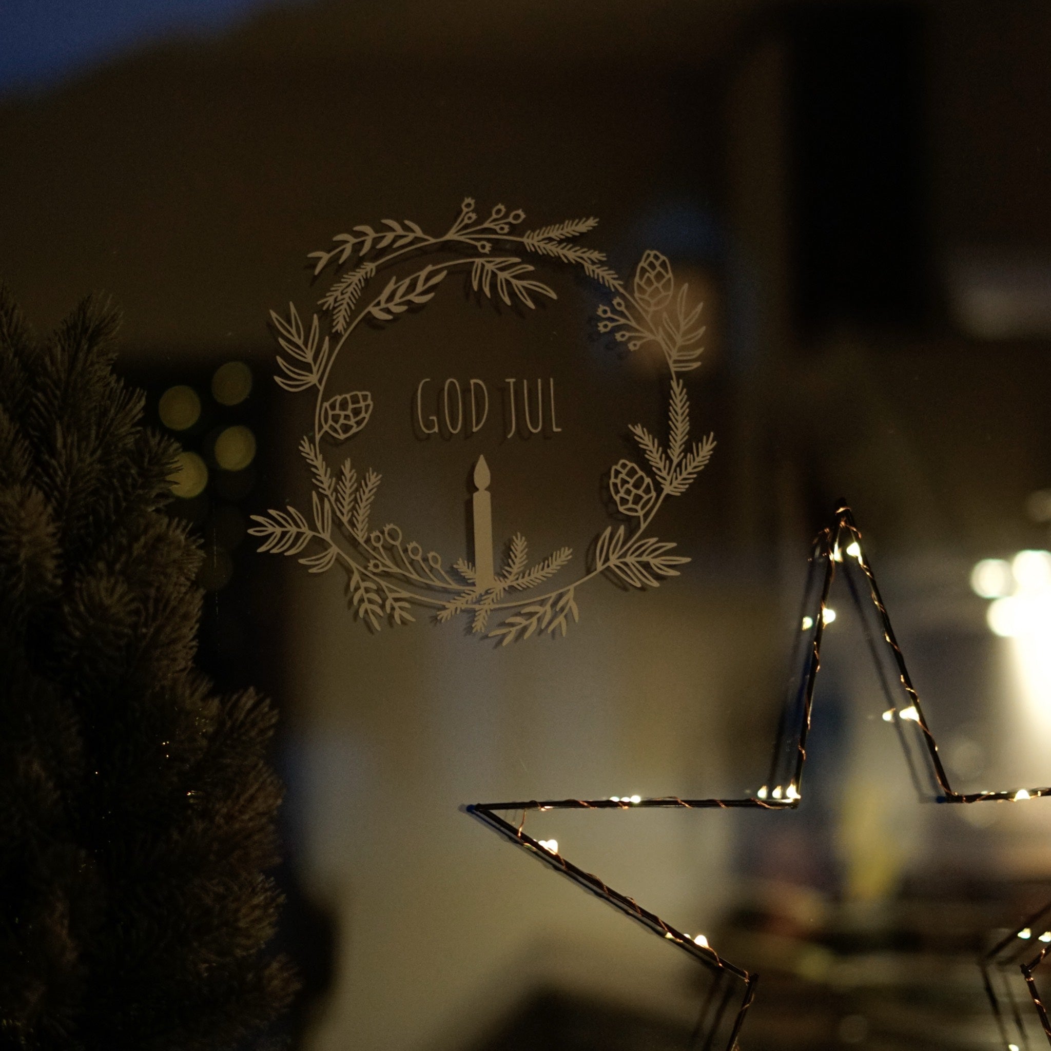 Plotterdatei Weihnachten im Scandi-Look mit ‚God Jul‘ Schriftzug und Line Art Kranz – stilvolles Design für Kissen, Sweater und Deko.