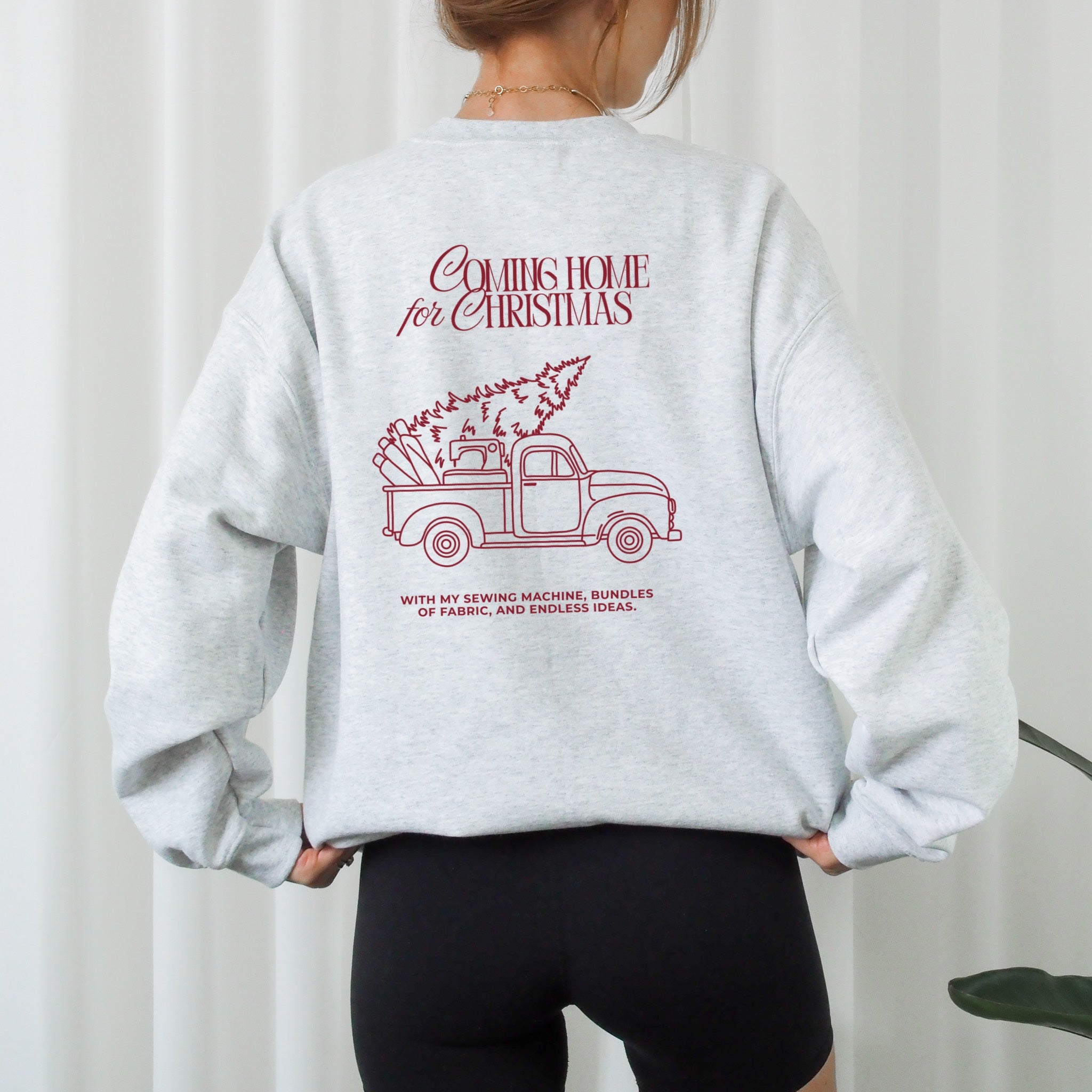 Weihnachtliche Plotterdatei „Coming Home for Christmas“ – Truck mit Nähmaschine & Stoffrollen. Perfekt für Christmas Sweater, Nähfans & kreative DIY-Projekte.