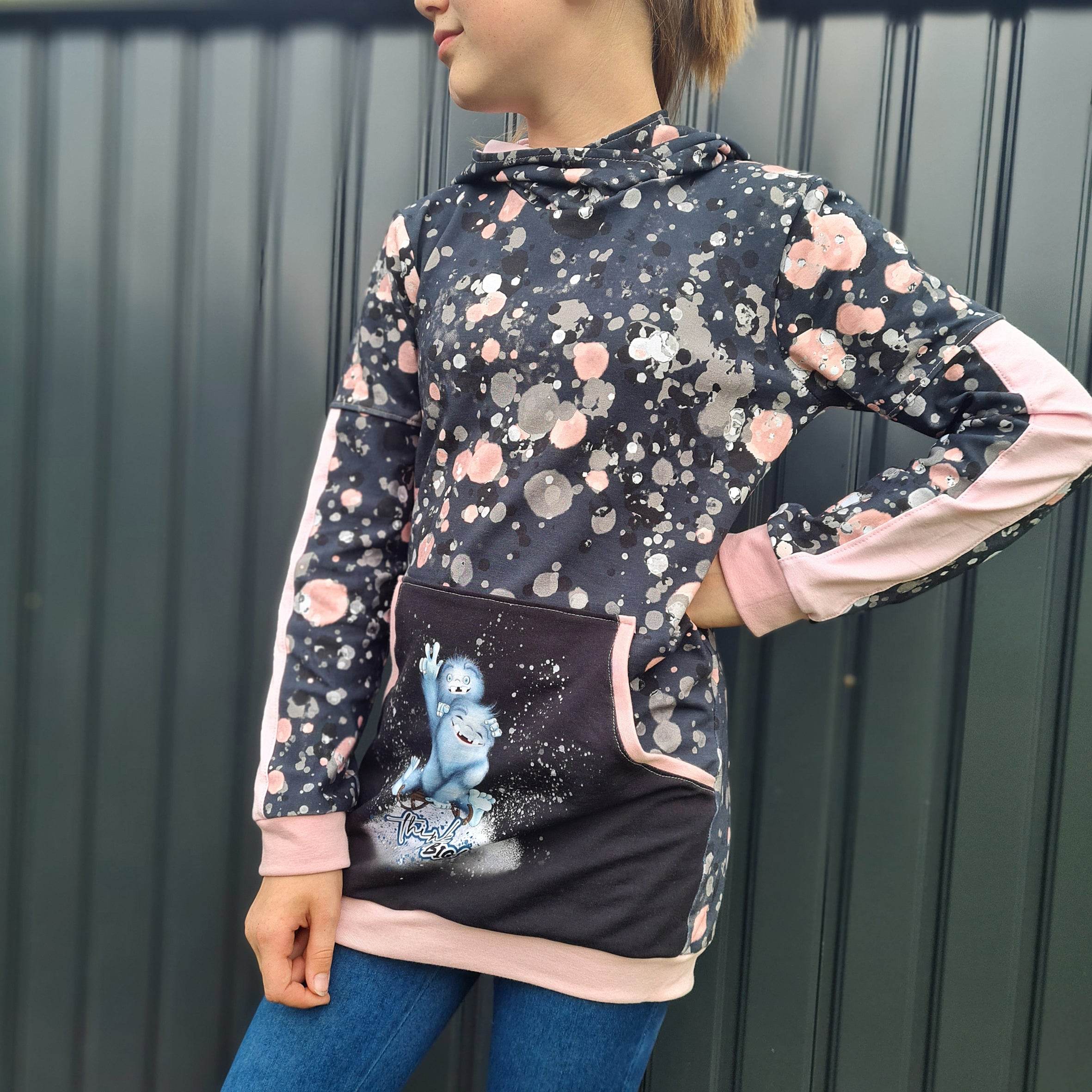 Schnittmuster Main HooDily - Kinderpullover mit Biesen, Bauchtaschenoption & Kapuze/Kragen - 80-164 - Sewando