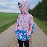 Schnittmuster Main HooDily - Kinderpullover mit Biesen, Bauchtaschenoption & Kapuze/Kragen - 80-164 - Sewando