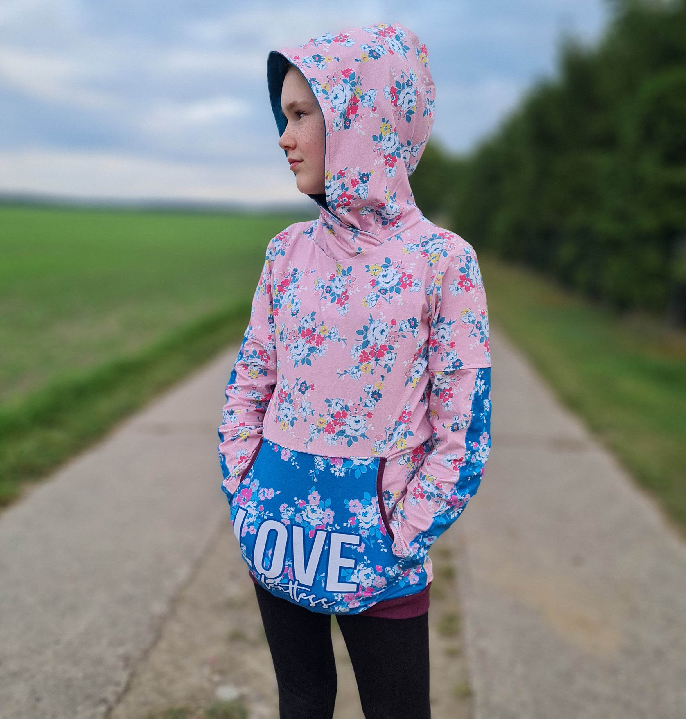 Schnittmuster Main HooDily - Kinderpullover mit Biesen, Bauchtaschenoption & Kapuze/Kragen - 80-164 - Sewando