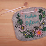 Stickdatei Set Easter Bunnies, Hase 2 Versionen, Blumenranken, Schriftzug Frohe Ostern und ITH Schild - Sewando