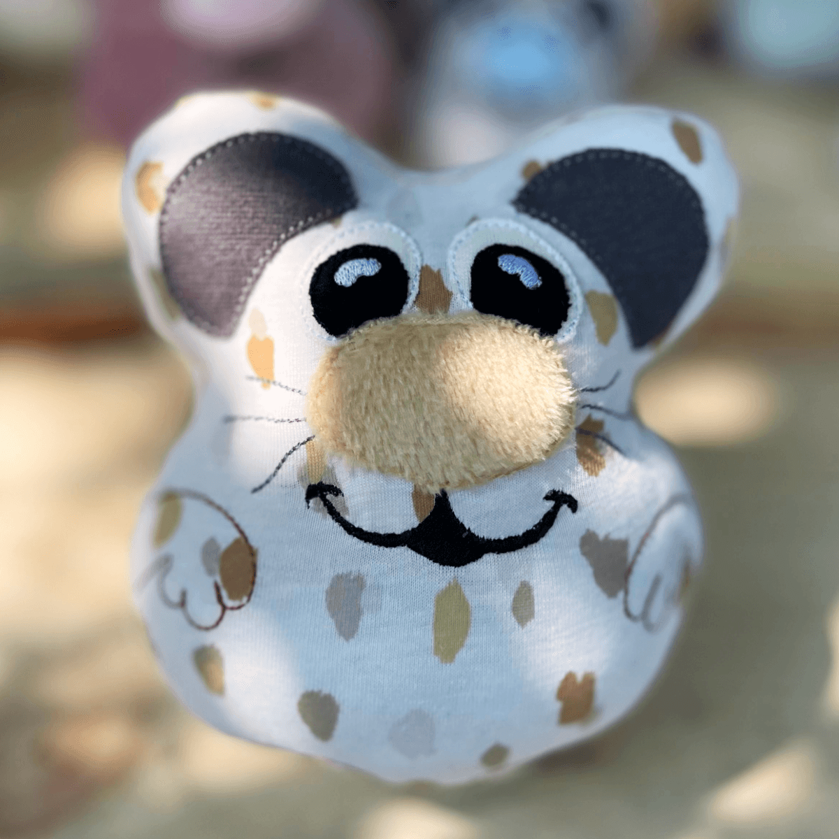 Stickdatei Maus ITH 16x18, In The Hoop Kuscheltier mit Applikationen - Sewando