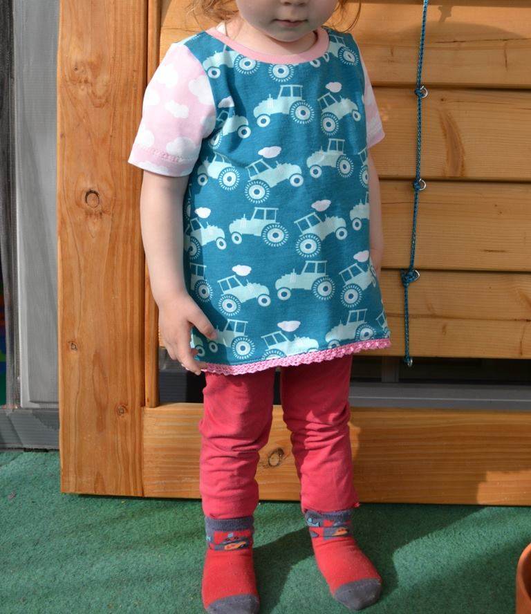 Schnittmuster timtom No.33 Shirt mit Vokuhila-Saum und optionalen Strick- oder Häkeldetails Gr.86-128 - Sewando