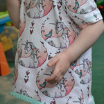 Schnittmuster timtom No.33 Shirt mit Vokuhila-Saum und optionalen Strick- oder Häkeldetails Gr.86-128 - Sewando