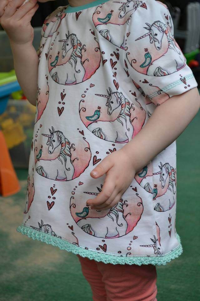 Schnittmuster timtom No.33 Shirt mit Vokuhila-Saum und optionalen Strick- oder Häkeldetails Gr.86-128 - Sewando