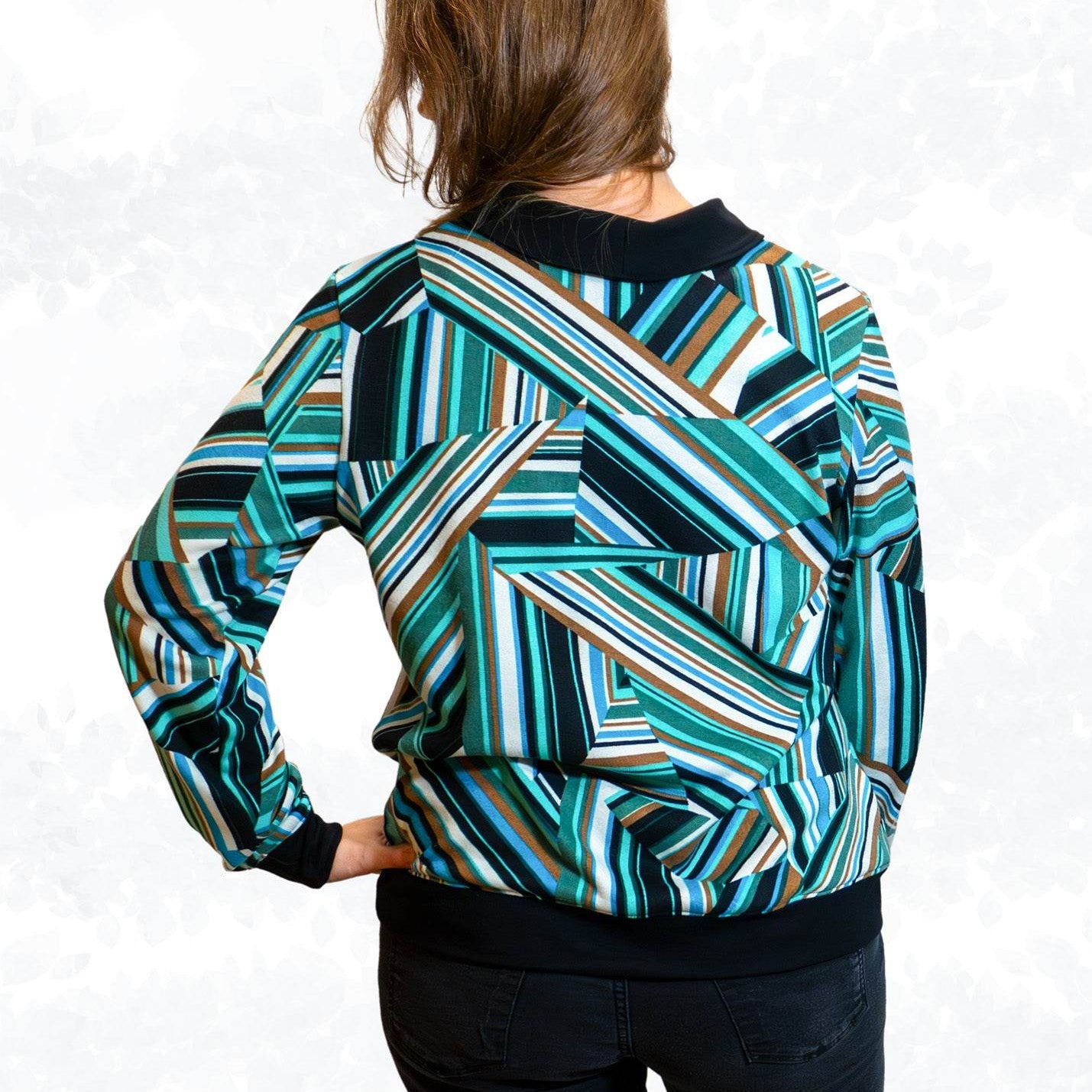 Schnittmuster Kikyo – eleganter Pullover mit Wickelkragen Gr. 34-50 / BU 80-116 - Sewando