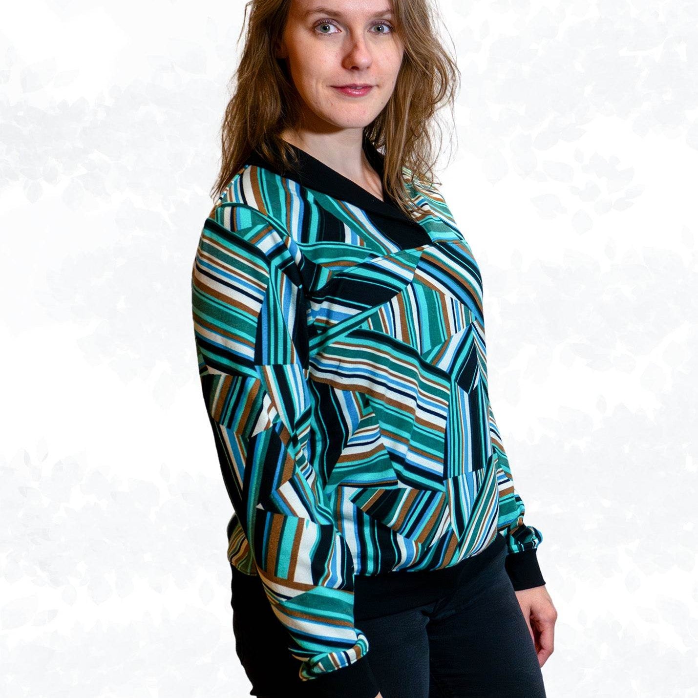 Schnittmuster Kikyo – eleganter Pullover mit Wickelkragen Gr. 34-50 / BU 80-116 - Sewando
