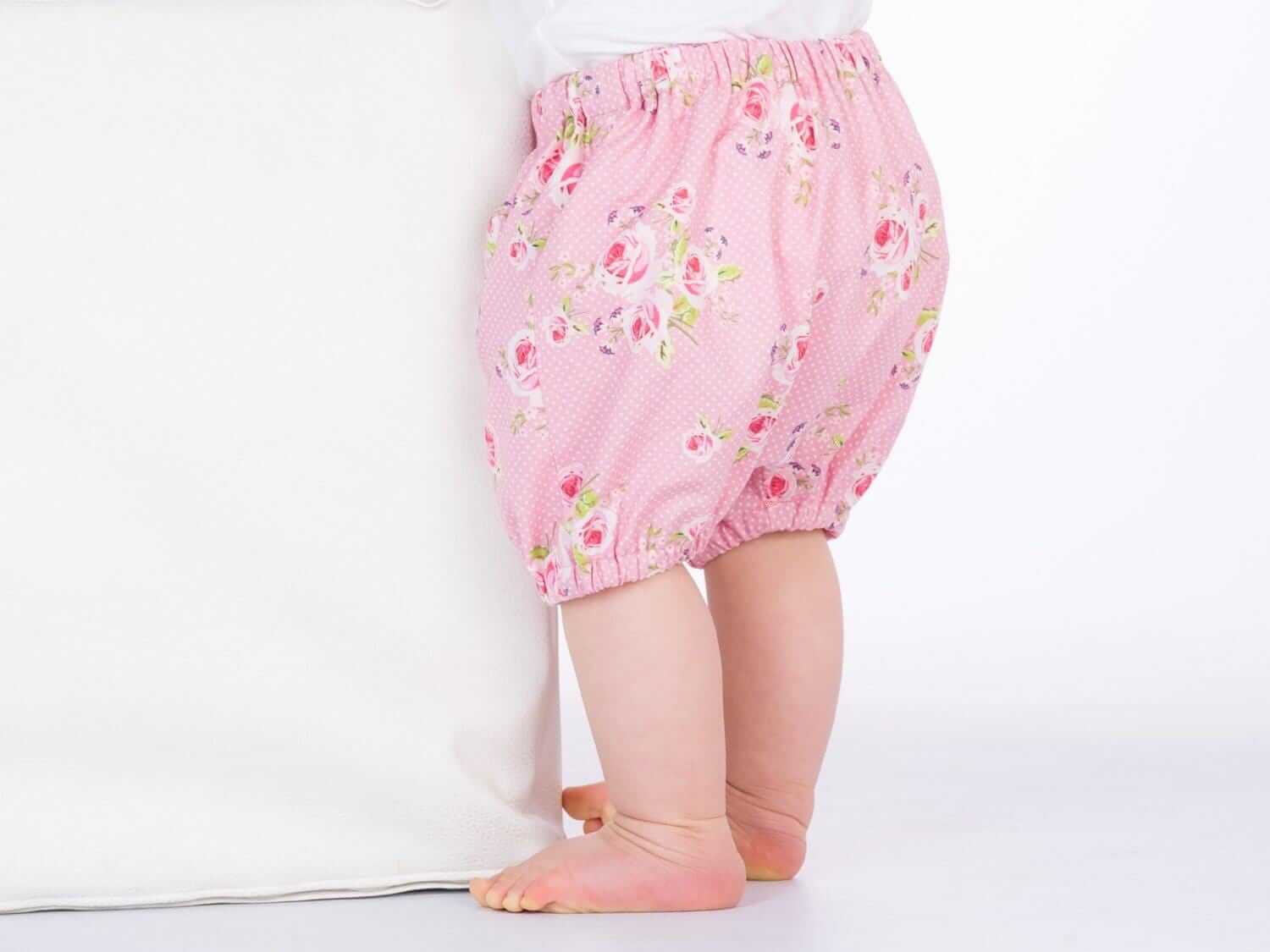Druckbares Baby Bloomers Schnittmuster – Digitaler Download im PDF-Format – Nähprojekt mit Anleitung – Neugeborenen Mädchen Kleidung – Inklusive Anleitung & Mehrere Größen – Komplettes Foto-Tutorial – Perfektes DIY Baby Shower Geschenk – Handgemachtes Präsent